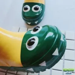 Dinosaure Jouet Dessin Animé Dinosaure Vert Bottes Jaunes -Magasin De Décoration dessin anime dinosaure vert bottes jaunes dinosaure jouet 489